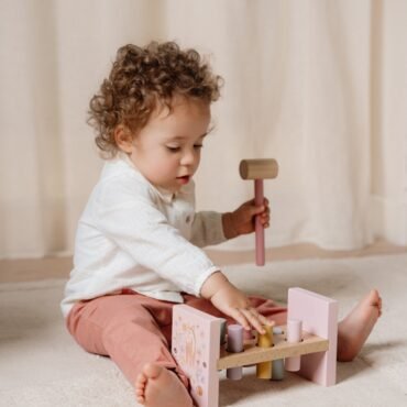 Ξύλινο παιχνίδι αντιστοίχισης με σφυρί Fairy Garden FSC Little Dutch