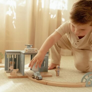 Ξύλινο αστυνομικό τμήμα με αξεσουάρ FSC Little Dutch