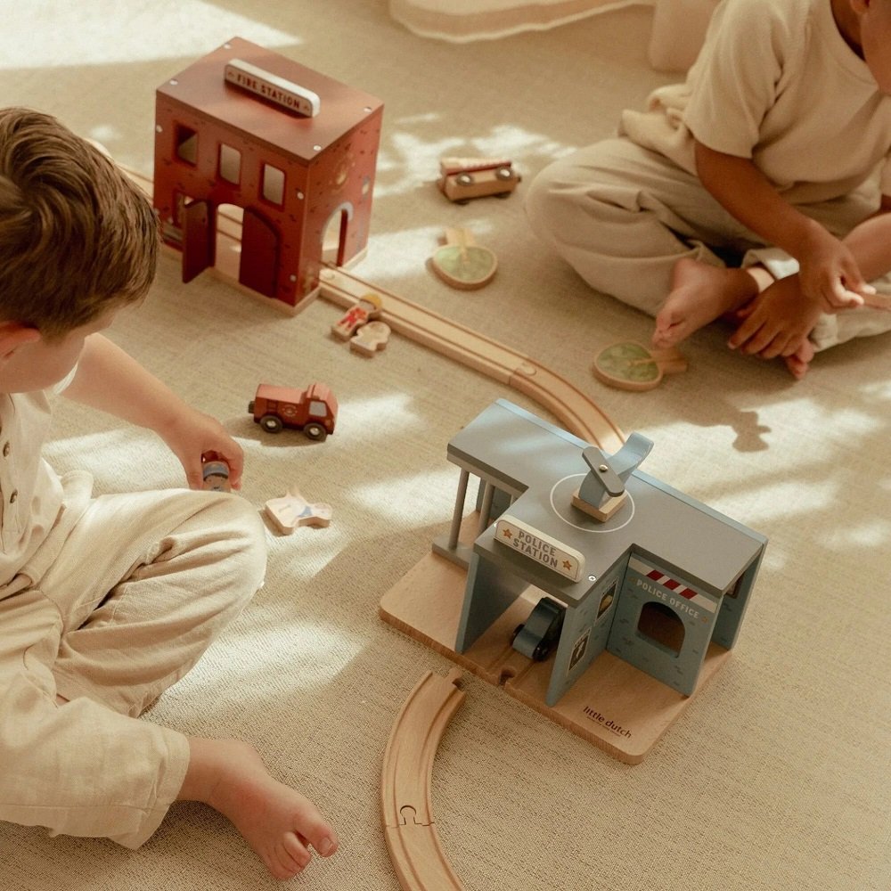 Ξύλινο αστυνομικό τμήμα με αξεσουάρ FSC Little Dutch