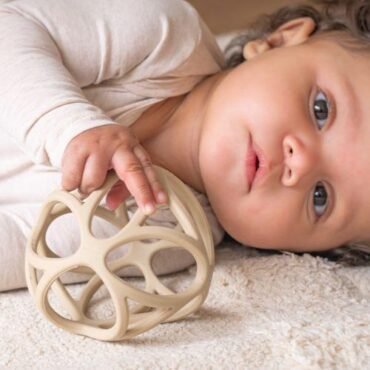 Βρεφική μπάλα αφής Κρεμ Little Dutch