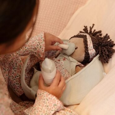 Υφασμάτινο μωρό σε καλαθούνα Evi GRS 30 εκ. Little Dutch